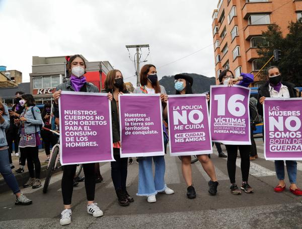 Bogota mayo 14 de 2021.  Planton de mujeres en contra la violencia sexual frente al cai Soledad en el park way.  Fotos: Milton Diaz El Tiempo