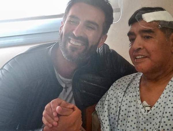 Diego Maradona después de su operación y junto al médico Leopoldo Luque.