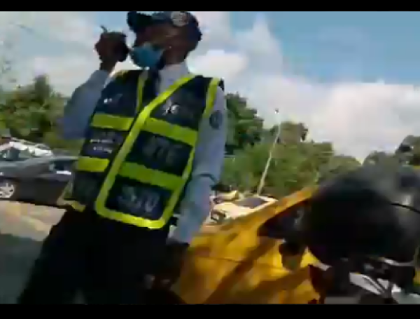 Guardas de Tránsito atienden cruces donde han vandalizado semáforos en Cali.