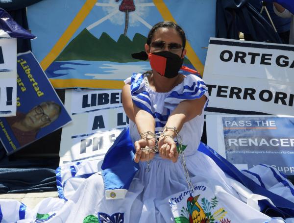 La activista Carolina Sédiles, de la Coalición por la Libertad de Nicaragua, realiza un plantón frente a la sede de la Organización de Estados Americanos (OEA), hoy, en Washington (Estados Unidos).