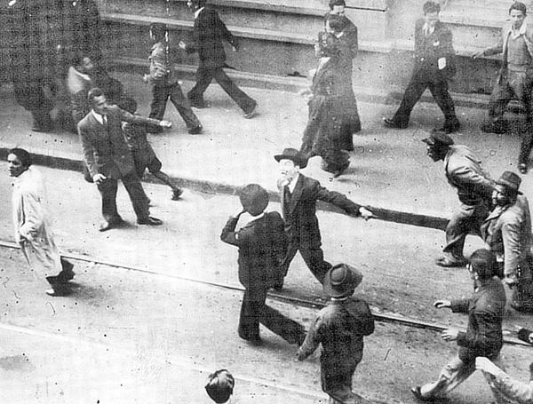 Las calles de Bogotá fueron el escenario del asesinato de Gaitán, hecho detonante de la época de la Violencia, que dio origen a los movimientos insurgentes en Colombia.