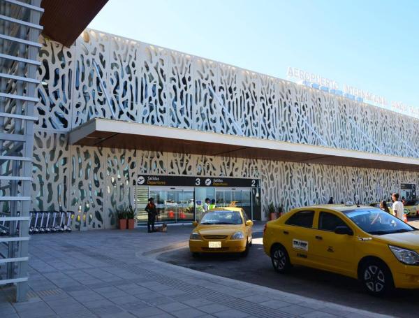 Fachada del aeropuerto de Santa Marta.