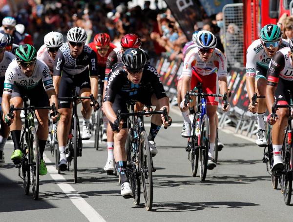 El ciclista colombiano Juan Sebastian Molano (d), del equipo Emirates, logra la victoria.