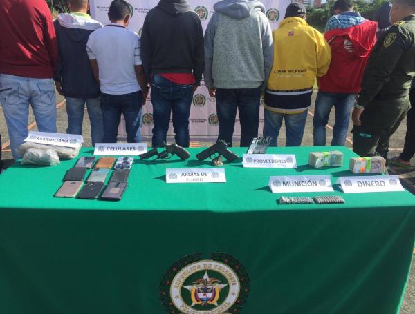 En medio de los allanamientos se incautaron armas y 94 millones de pesos en efectivo.
