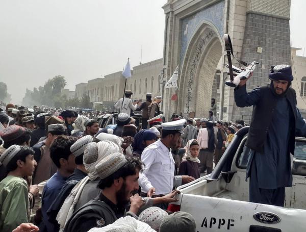 Los talibanes llegaron a las afueras de Kabul, capital de Afganistán, y desataron el pánico en la población.