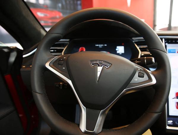 Interior de un vehículo Tesla estacionado en una sala de exhibición.