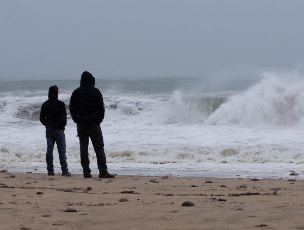 Tormenta tropical Henri, en playa de Rhode Island, Estados Unidos.