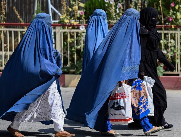 Mujeres afganas vestidas con burka caminan cerca de las instalaciones del hospital Wazir Akbar Khan en Kabul el 1 de septiembre de 2021