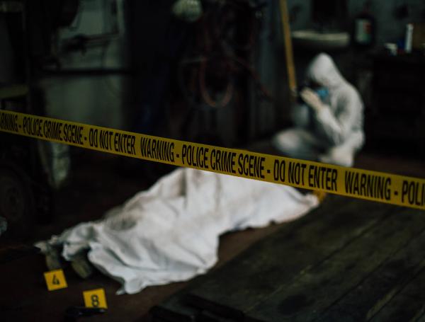 Forense que investiga la escena de un crimen.