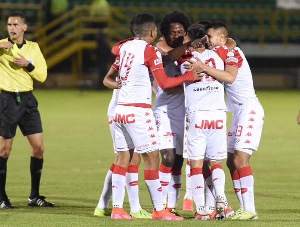 Santa Fe celebra su gol contra Patriotas.