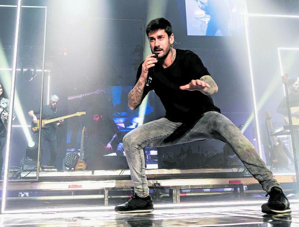 En esta foto, el cantante español Ramón Melendi se presentaba en un concierto en Galicia, en diciembre del 2019.