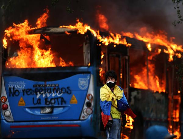 Durante más de cinco meses, millones de colombianos se manifestaron contra las políticas del gobierno de Iván Duque y lo que inició como un rechazo contra la propuesta de la Reforma Tributaria, planteada por el ministro Carrasquilla, quien posteriormente renunció al cargo, terminó con decenas de muertos, cientos de heridos, ciudades bloqueadas, desabastecimiento y una grave afectación económica. Seis meses después las ciudades empiezan a tener tranquilidad en medio de los destrozos y con una campaña política que se avecina.