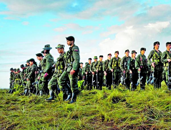 Guerrilleros de la antigua guerrilla de las Farc en formación.