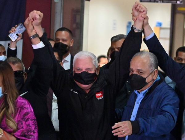 El expresidente panameño Ricardo Martinelli celebra luego de ser declarado inocente en la sede del Sistema Penal Acusatorio en Ciudad de Panamá, el 9 de noviembre de 2021.