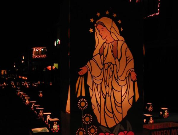El día previo a que el Papa proclamara la Inmaculada Concepción, muchas personas encendieron antorchas y velas.