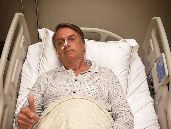 El presidente de Brasil, Jair Bolsonaro, posando para una foto mientras está hospitalizado por una obstrucción intestinal, en Sao Paulo, Brasil, el 3 de enero de 2021.