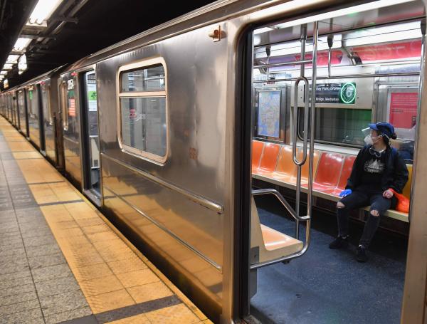 Pasajero viaja en en metro de Nueva York en una de las jornadas de aislamiento por coronavirus.