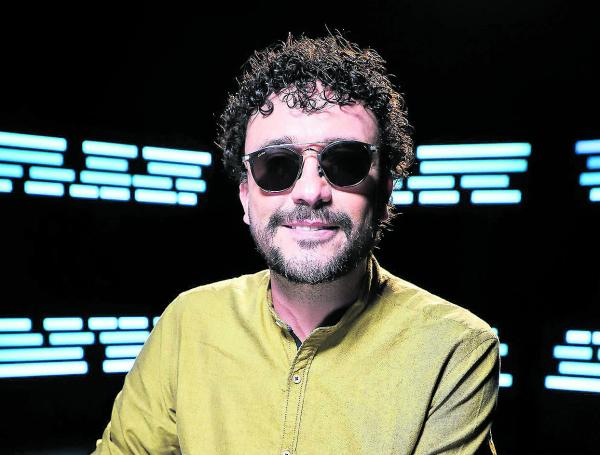 Cepeda empezó su carrera en el grupo Poligamia. Allí consolidó su camino hacia el rock, pero como solista ha jugado con otros géneros, incluyendo los mexicanos.