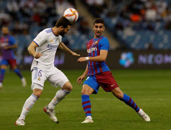 Ferran Torres (der.) en el partido contra real Madrid.