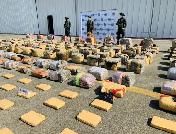 Se detectaron 1.334 kilos de marihuana dentro de un parqueadero público gracias a un perro.