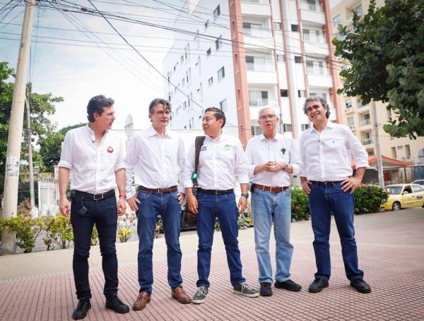 Los precandidatos posaron frente a la casa que ahora está en abandono.