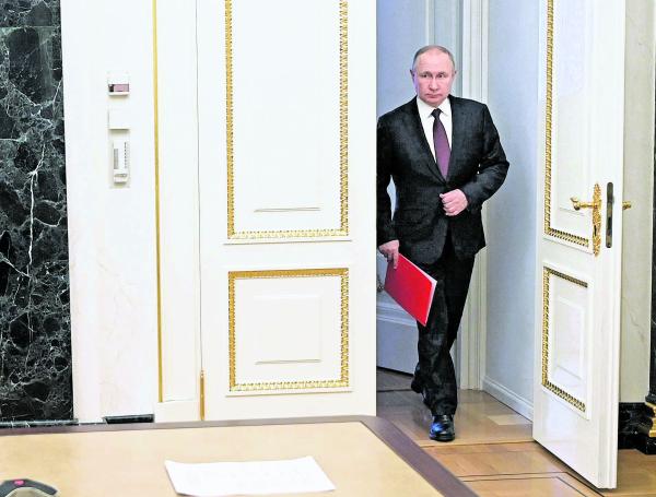 El presidente ruso, Vladimir Putin, llega para presidir una reunión del Consejo de Seguridad a través de un enlace de vídeo en Moscú el 25 de febrero de 2022.