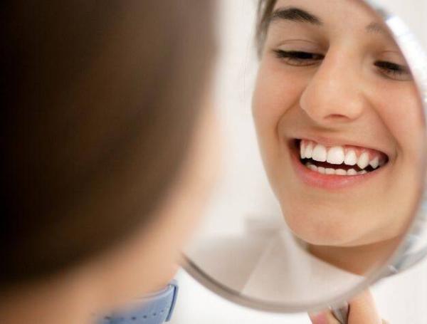 Sustancias como el limón y el bicarbonato pueden desgastar el esmalte de los dientes.