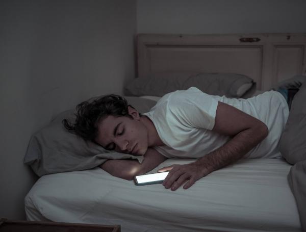 Lo más recomendable es dejar de utilizar los dispositivos electrónicos al menos 30 minutos antes de irse a dormir, según estimaciones de los especialistas.