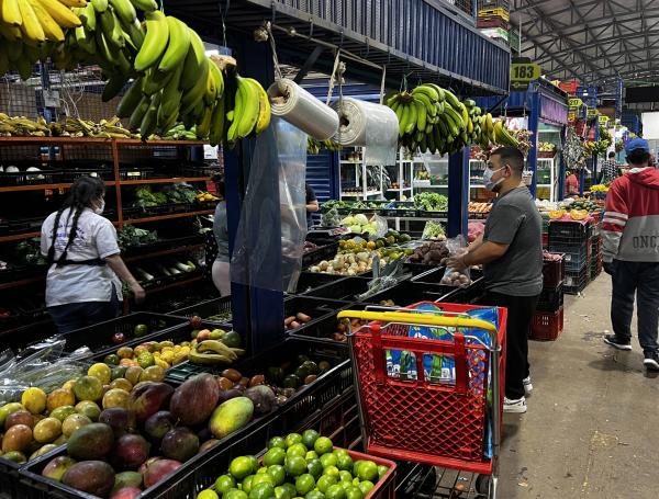 En Medellín, los ciudadanos buscan economía a la hora de comprar los alimentos de primera necesidad. Debido a las alzas en los precios por cuenta de la inflación, las personas van a la central Mayorista de Antioquia para comprar.