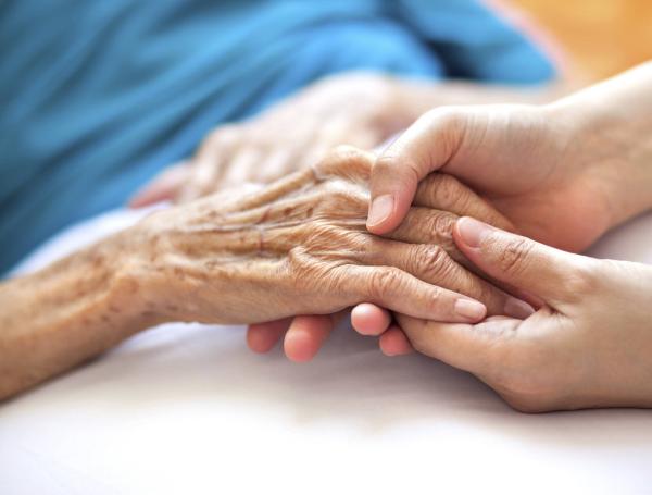 ancianos - adultos mayores - vejez - mano