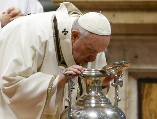 El Papa bendice un ánfora que contiene los santos óleos durante una misa crismal en la basílica de San Pedro.
FABIO FRUSTACI