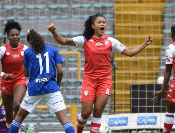 Paola García (8) celebra el primer gol de Santa Fe en el clásico contra Millonarios.