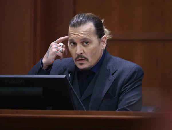 Johnny Depp dando sus declaraciones en el juicio contra Amber Heard.