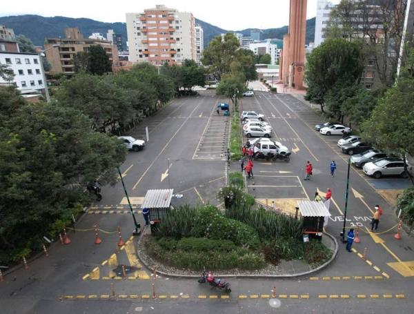 Se recuperaron tres bahías de parqueaderos ubicadas en la calle 100 y en la carrera 19, en inmediaciones a la parroquia Cristo Rey.