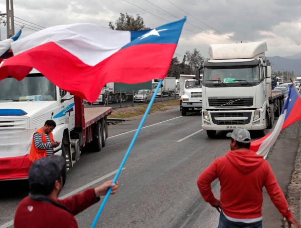 Protesta de camioneros en Chile por la inseguridad y los elevados precios del combustible.