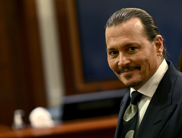 No puedo evitar reirse mientras escuchaba el testimonio de su guardia.
