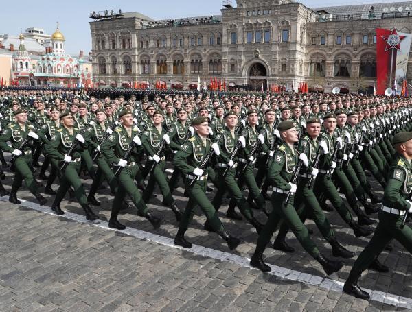 Militares rusos en el ensayo del desfile militar del Día de la Victoria, en la plaza Roja de Moscú.