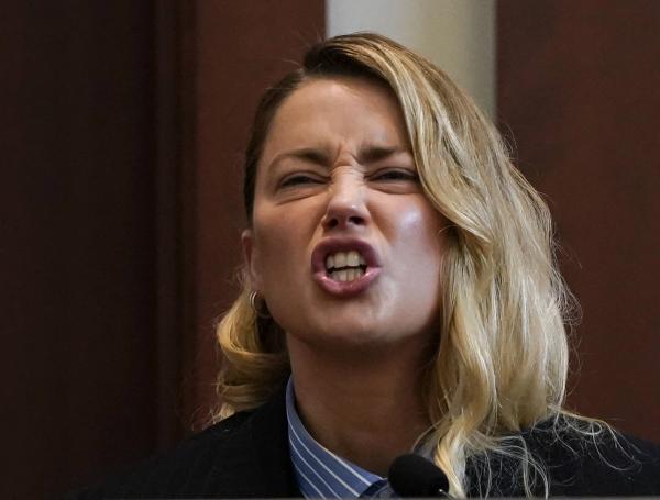 Amber Heard declarando en el juicio contra Johnny Depp.