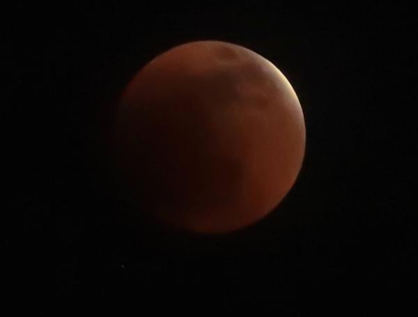 Fotografía de la luna durante un eclipse hoy, en Santa Lucía (Honduras).