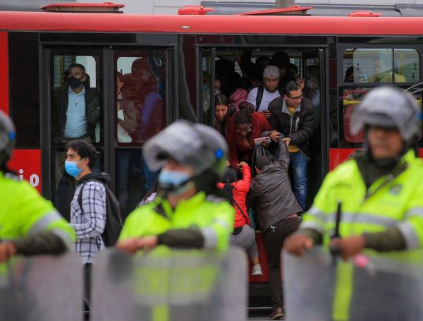 Por las manifestaciones, los usuarios de TransMilenio se bajaron de las estaciones.
