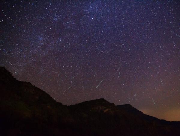 Las lluvias de estrellas se producen cuando minúsculas partículas de polvo, procedentes de algún cometa, entran en la atmósfera terrestre.