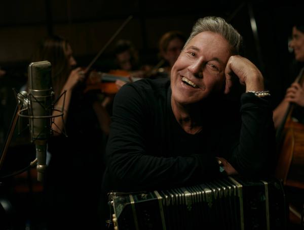 El álbum tiene 11 temas del repertorio tradicional del tango que Ricardo Montaner grabó en el estudio ION, de Buenos Aires, por donde pasaron las estrellas más representativas del género.