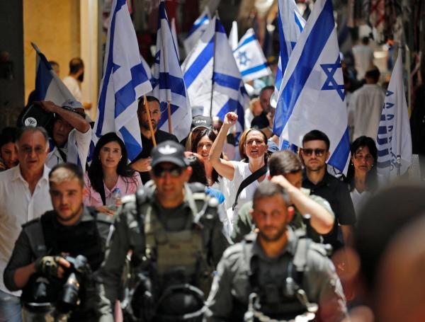 Los miembros de la seguridad israelí acompañan a los israelíes.