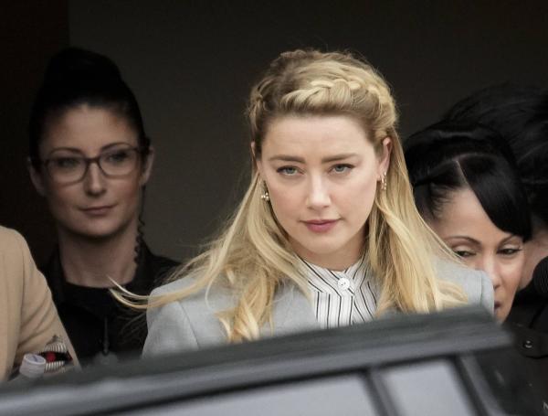 Amber Heard saliendo del juicio contra Johnny Depp.