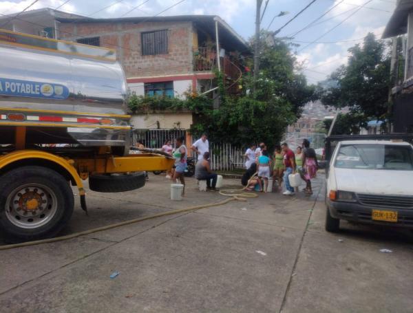 Con carrotanques abastecen de agua a los habitantes.