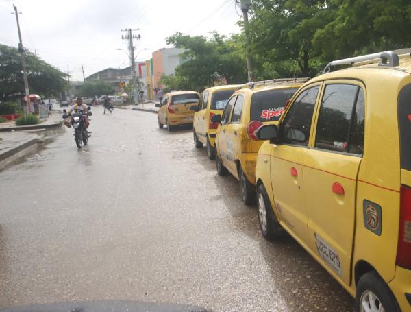 Pese a la lluvia, el tráfico en la ciudad se reporta de manera normal.