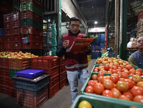 Miembros del DANE preguntan los precios de los productos de la canasta familiar que son vendidos en Corabastos , todos los días a las 3 de la mañana, con el objetivo de analizar la información y hacer un informe diario de como se comportaron los precios cada día en la central de abastos de la ciudad. FOTO MAURICIO MORENO EL TIEMPO  CEET