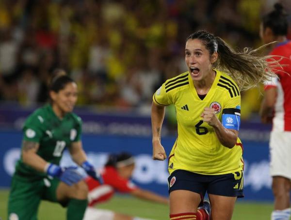 Daniela Montoya celebra uno de sus goles a Paraguay.