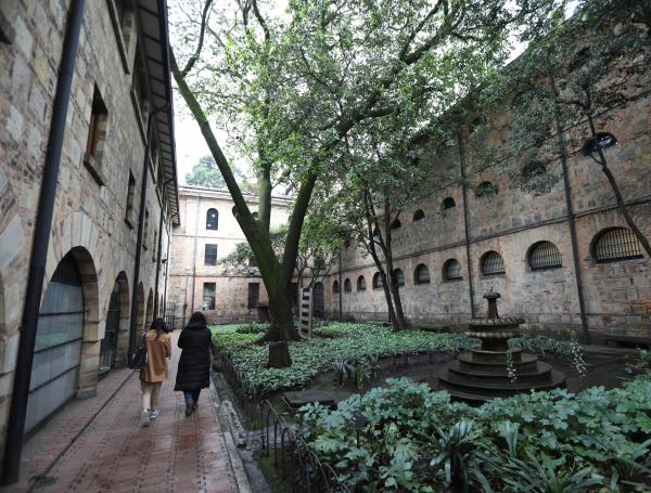 Estos los jardines del Museo Nacional. Aún se conservan las ventanas que tenían las celdas hace más de 100 años.