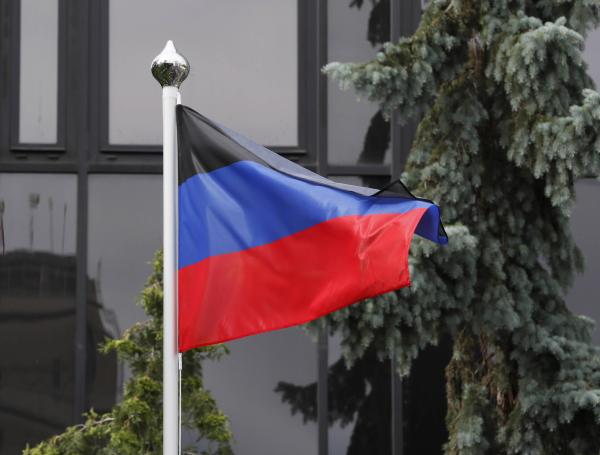 Bandera de la República Separatista de Donetsk en Moscú.